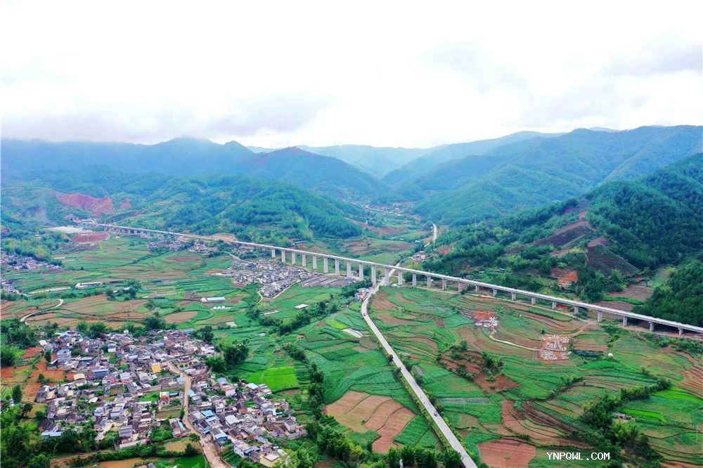 中老鐵路攜配齊物流跨越山川大河開辟人類文明新篇章