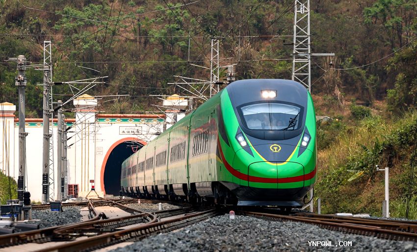 中老鐵路國際旅客列車開行后客流量火爆