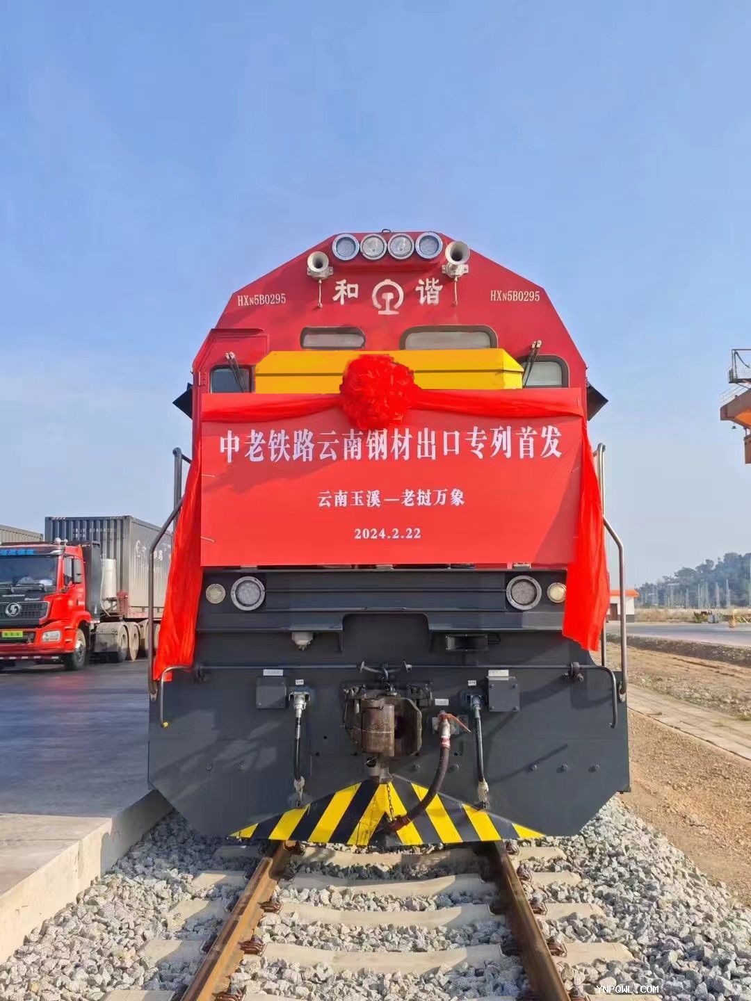 在列車轟鳴聲中，滿載26車螺紋鋼的貨運列車發往老撾萬象