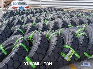 中老鐵路運輸輪胎貨物裝貨